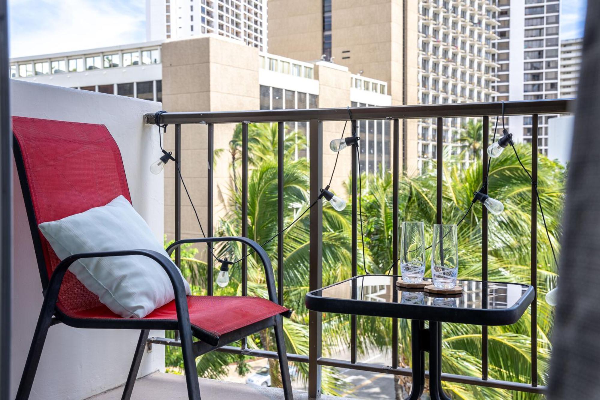 Apartment Kuhio At Waikiki 2br And 2ba Near With Parking *