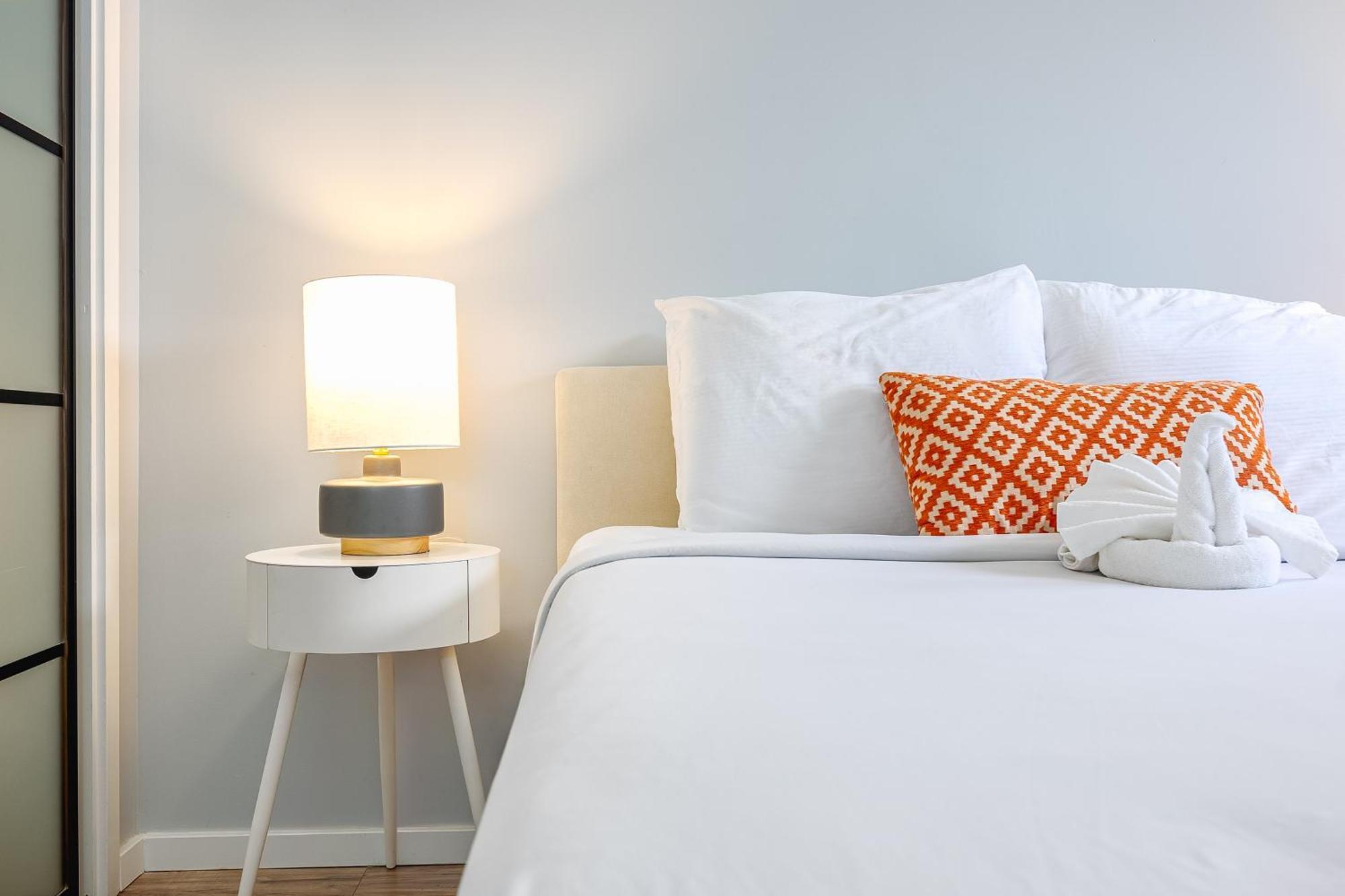 Kuhio At Waikiki 2br And 2ba Near With Parking