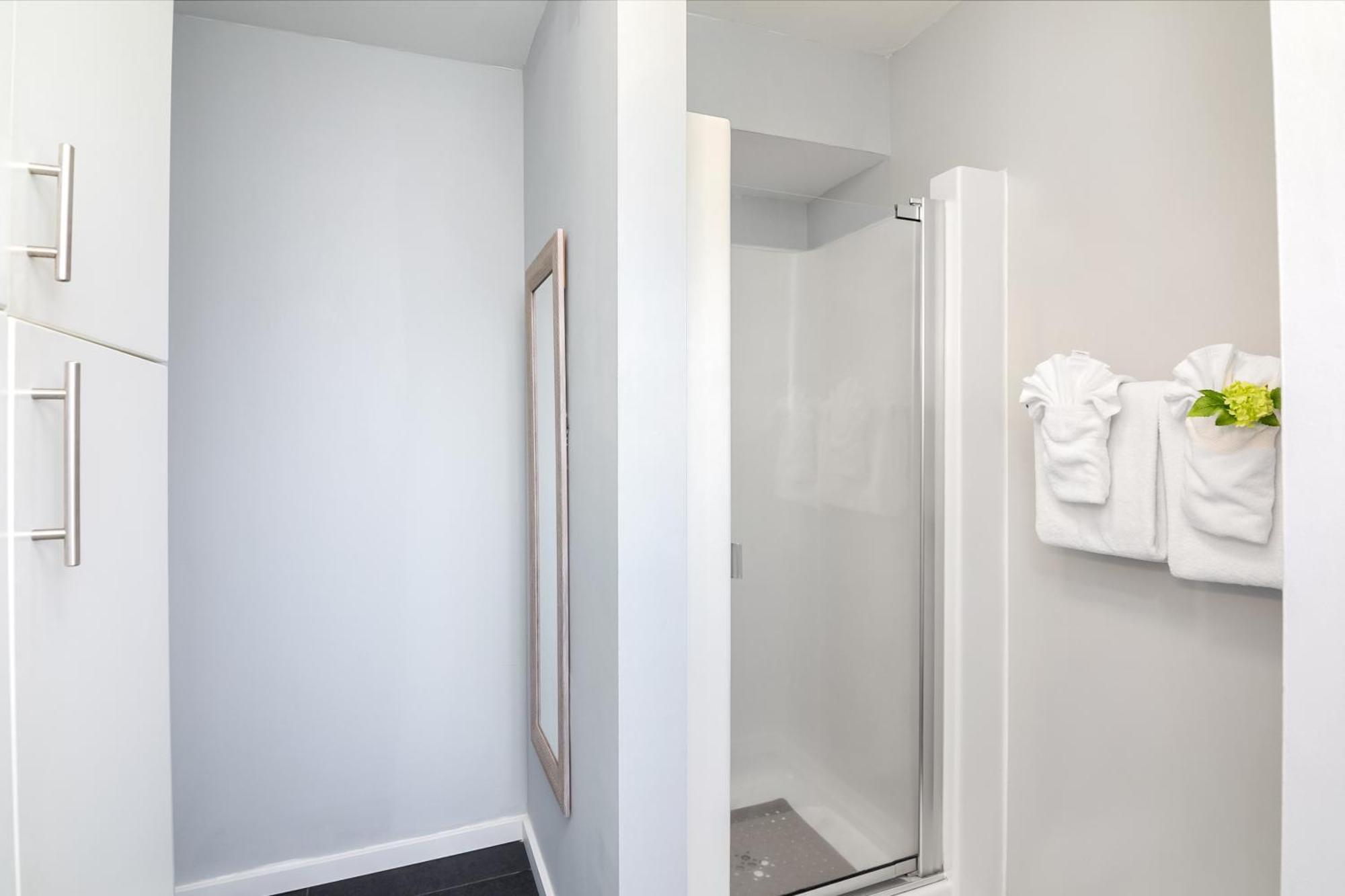 Apartment Kuhio At Waikiki 2br And 2ba Near With Parking