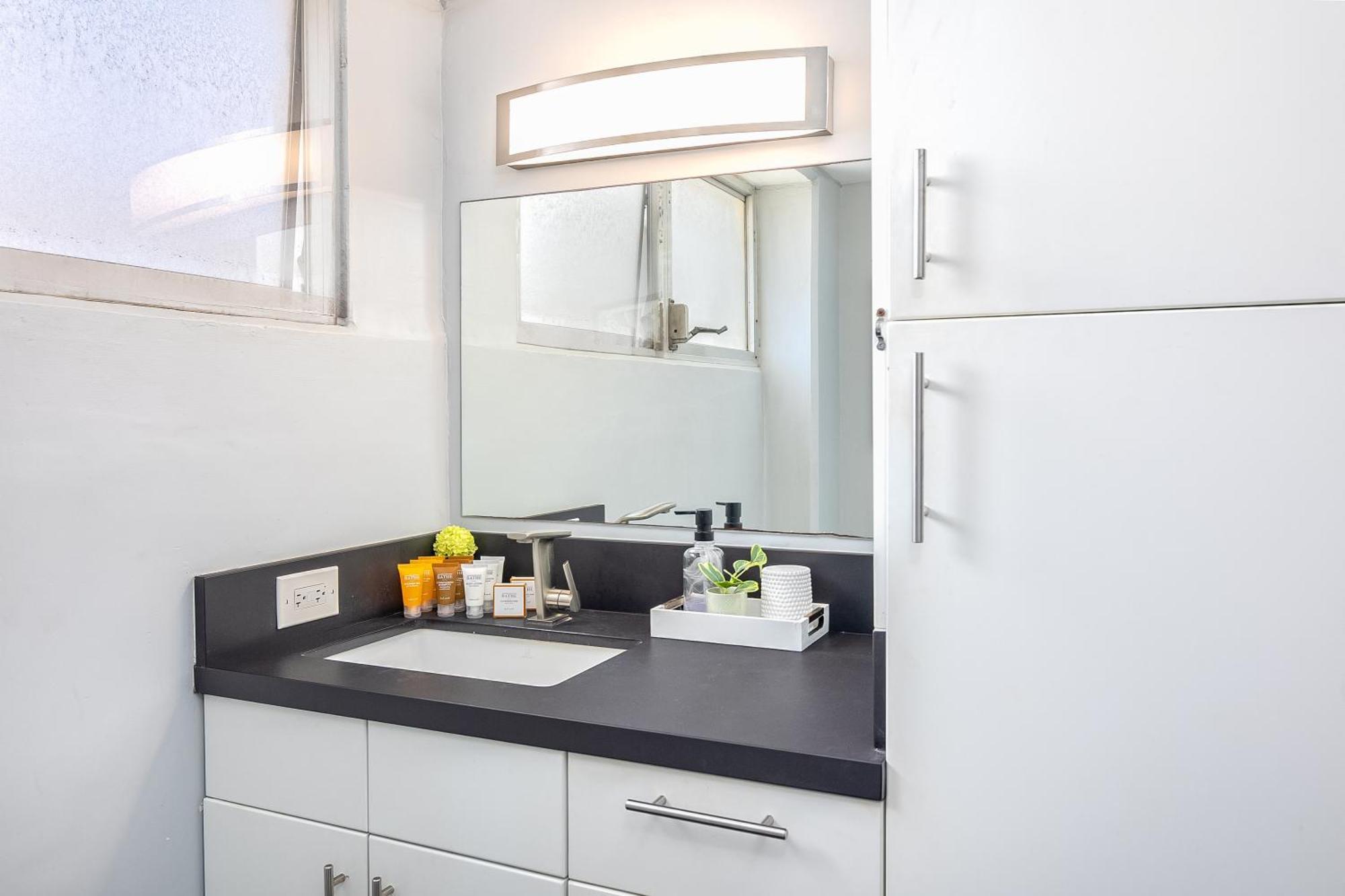 Kuhio At Waikiki 2br And 2ba Near With Parking