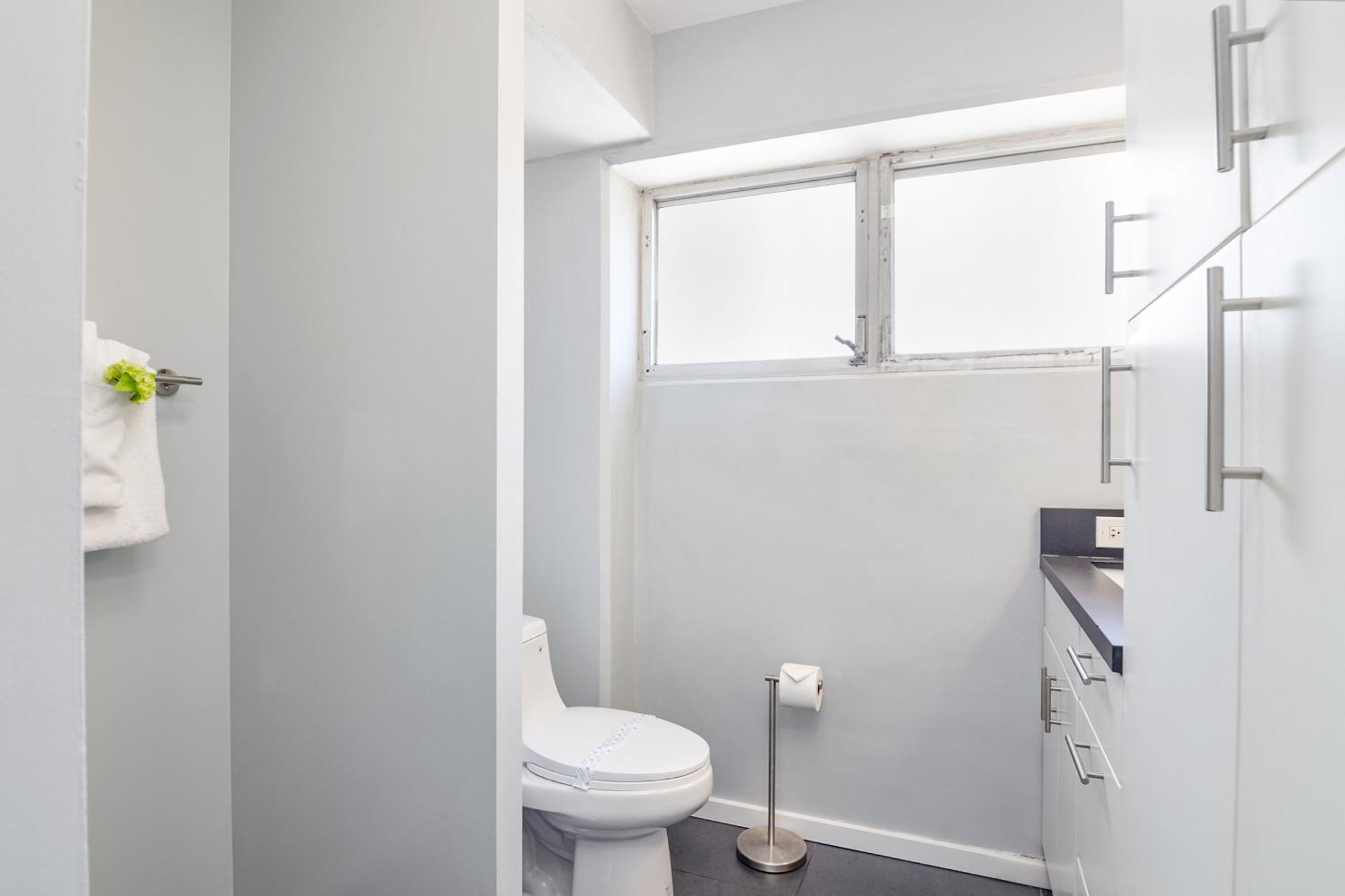 Kuhio At Waikiki 2br And 2ba Near With Parking *
