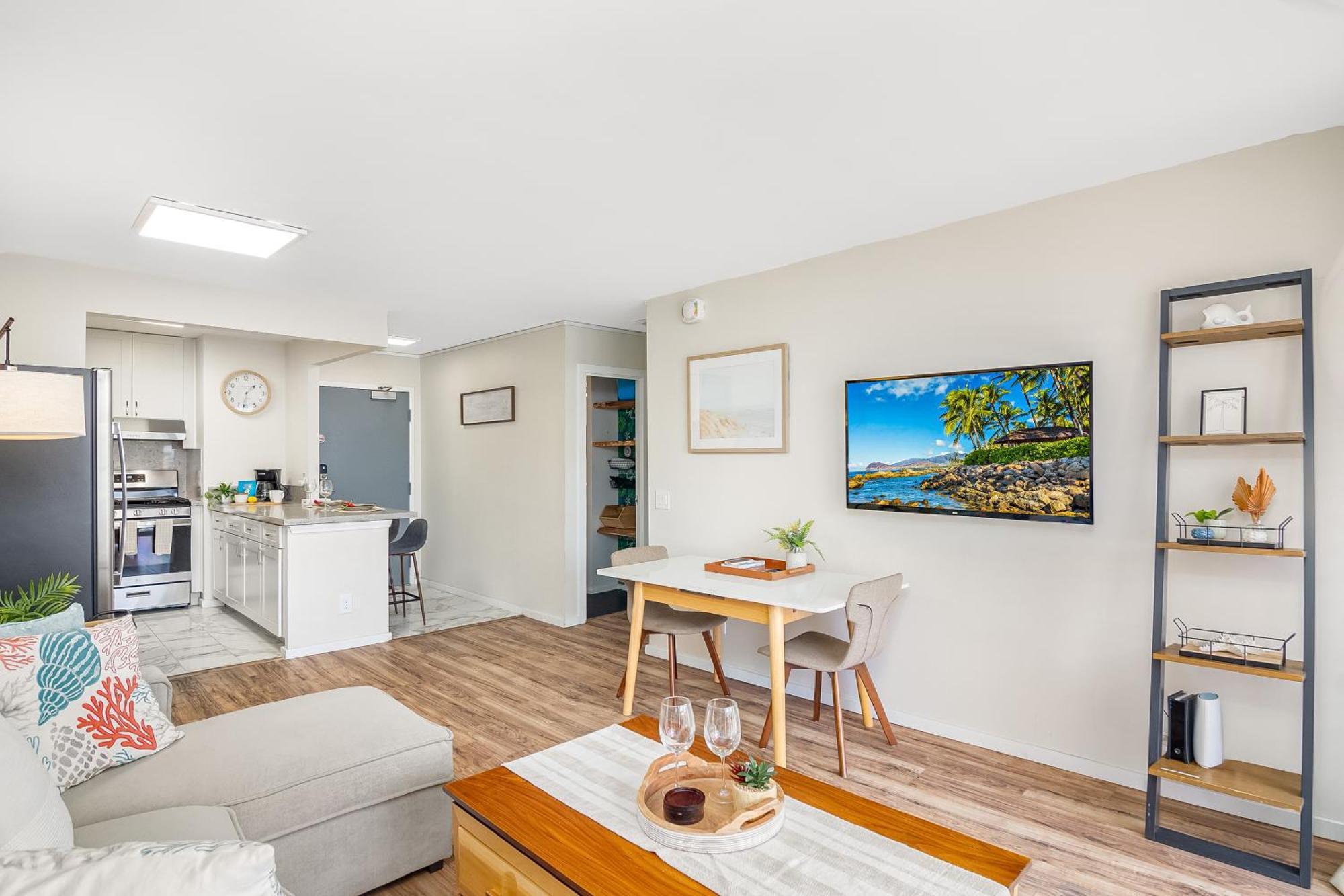 Kuhio At Waikiki 2br And 2ba Near With Parking *