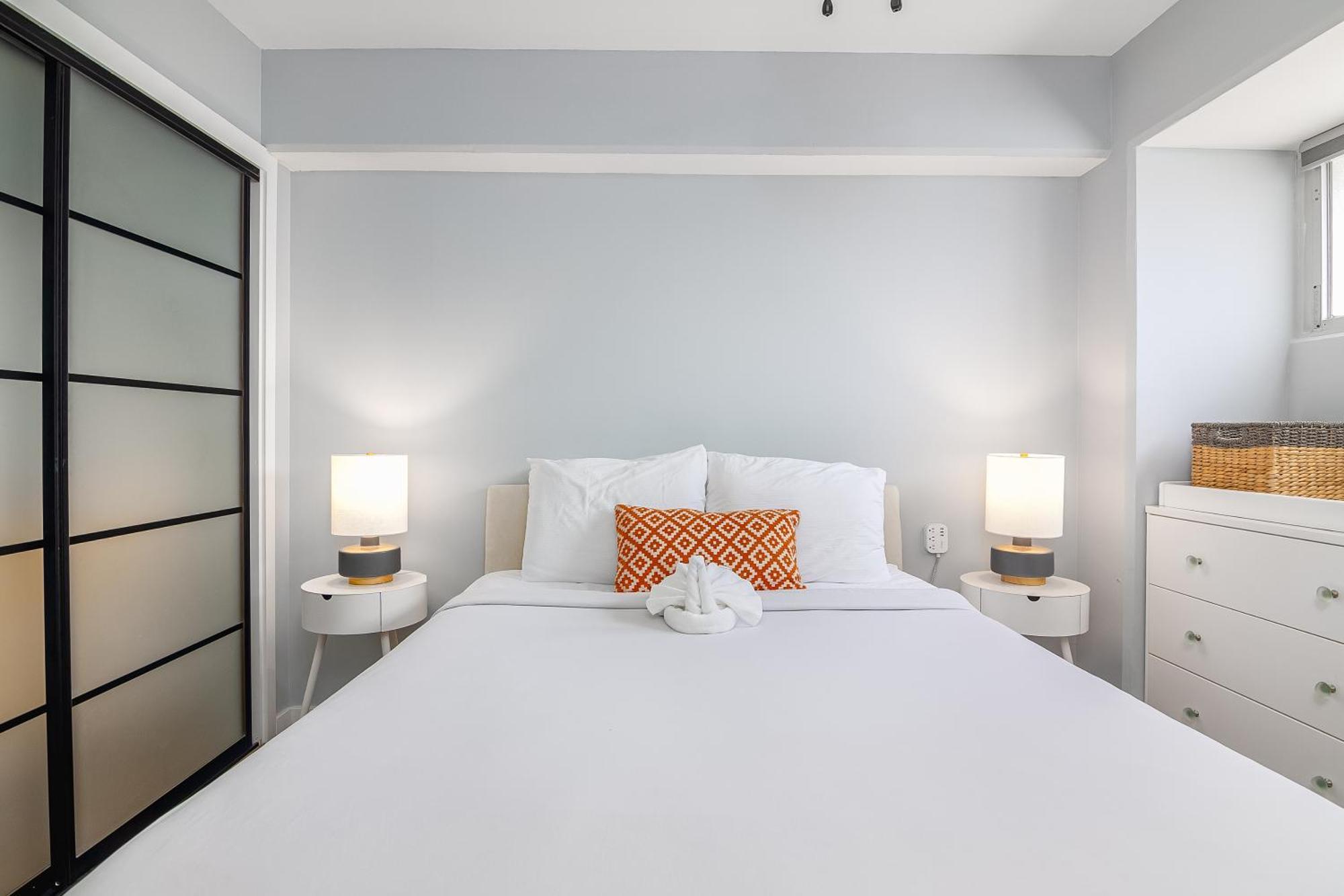 Kuhio At Waikiki 2br And 2ba Near With Parking *