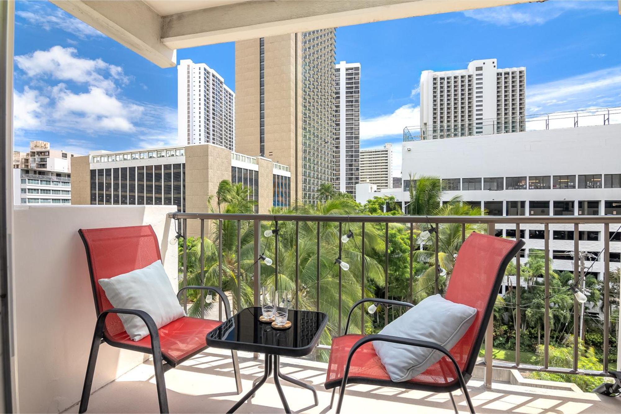 Apartment Kuhio At Waikiki 2br And 2ba Near With Parking