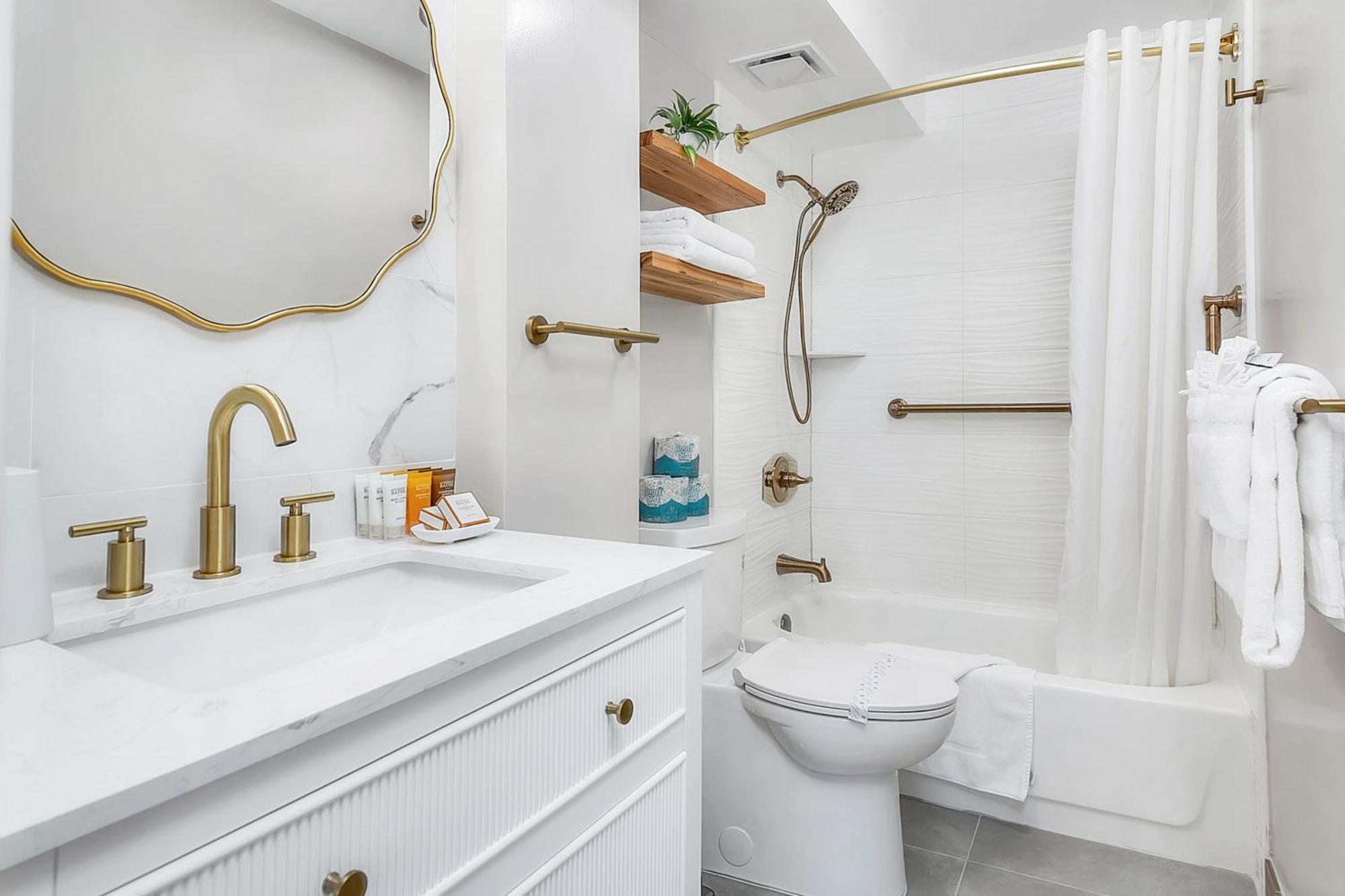 Apartment Steps To Waikiki Beach! Newly Renovated With 75