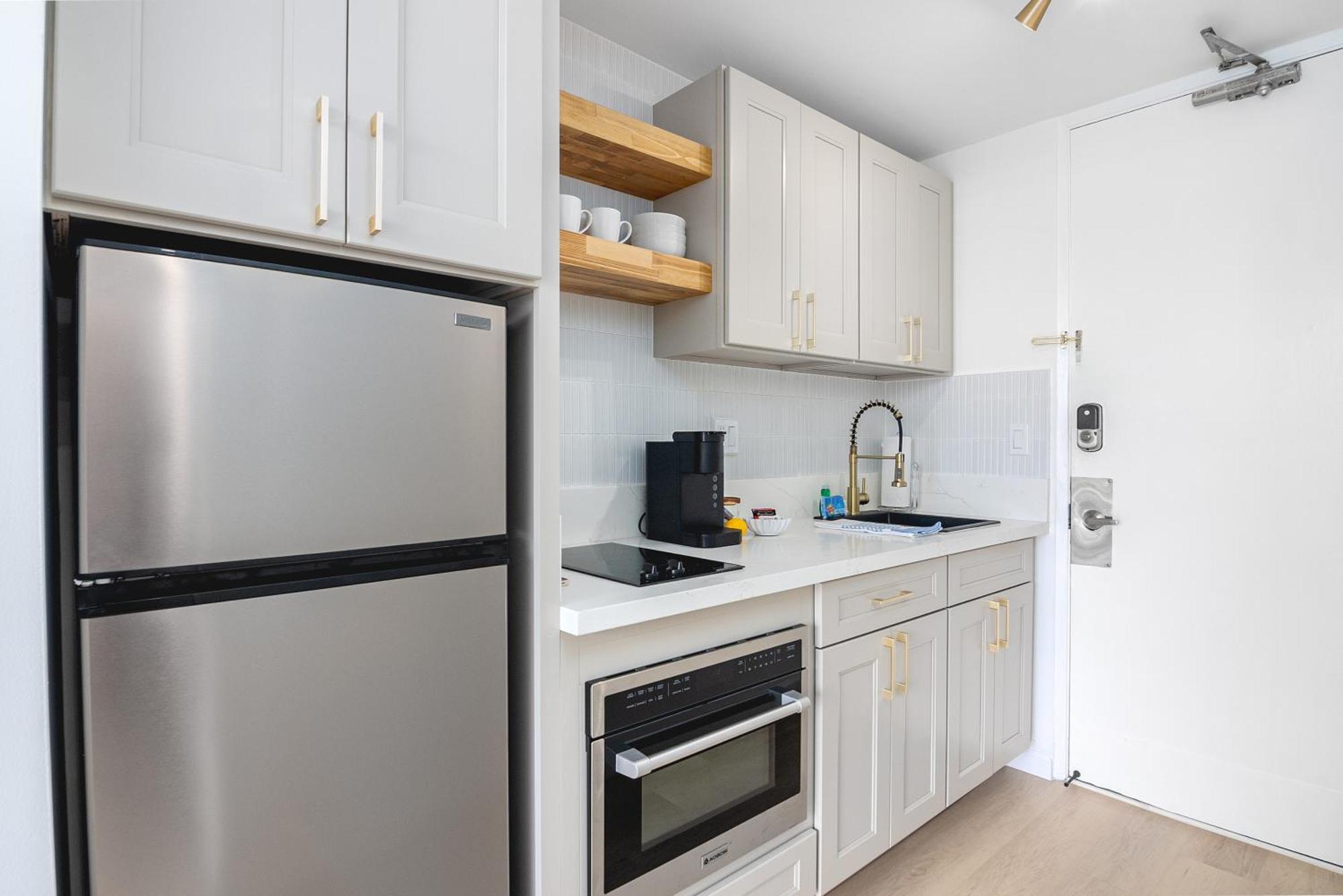 Steps To Waikiki Beach! Newly Renovated With 75