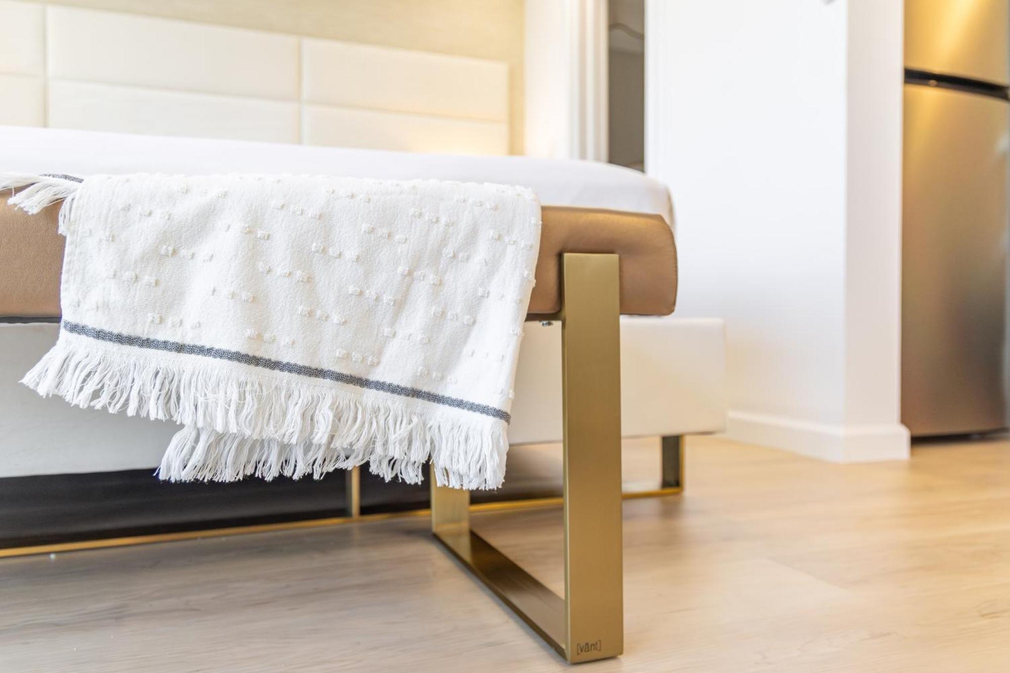Apartment Steps To Waikiki Beach! Newly Renovated With 75
