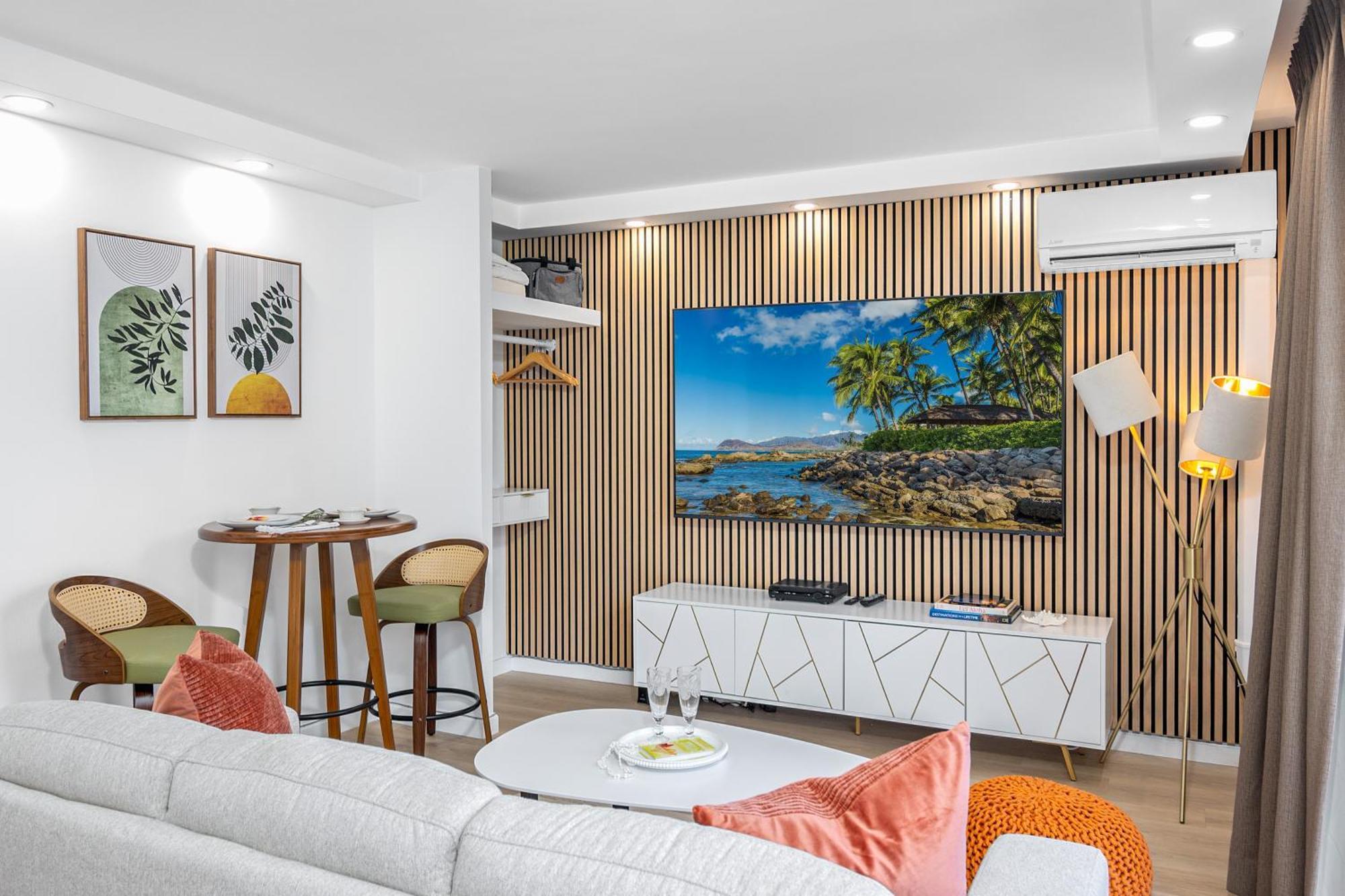 Steps To Waikiki Beach! Newly Renovated With 75