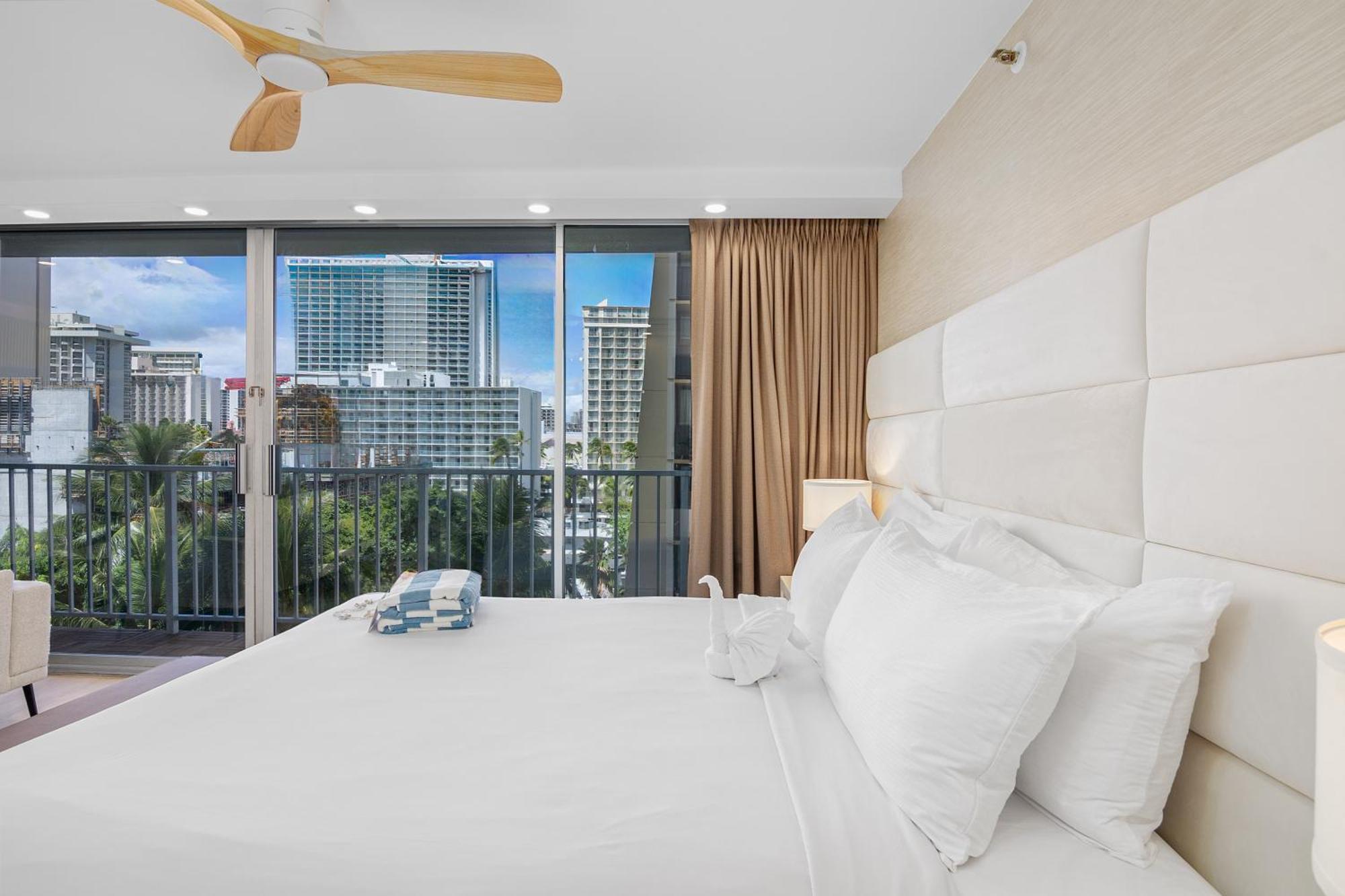 Apartment Steps To Waikiki Beach! Newly Renovated With 75
