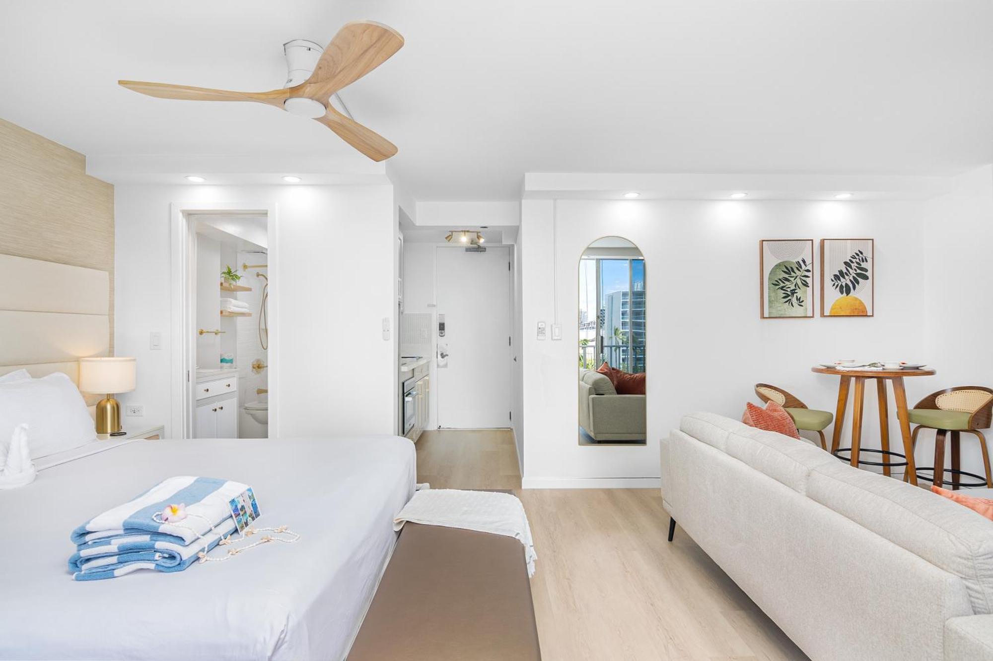Steps To Waikiki Beach! Newly Renovated With 75