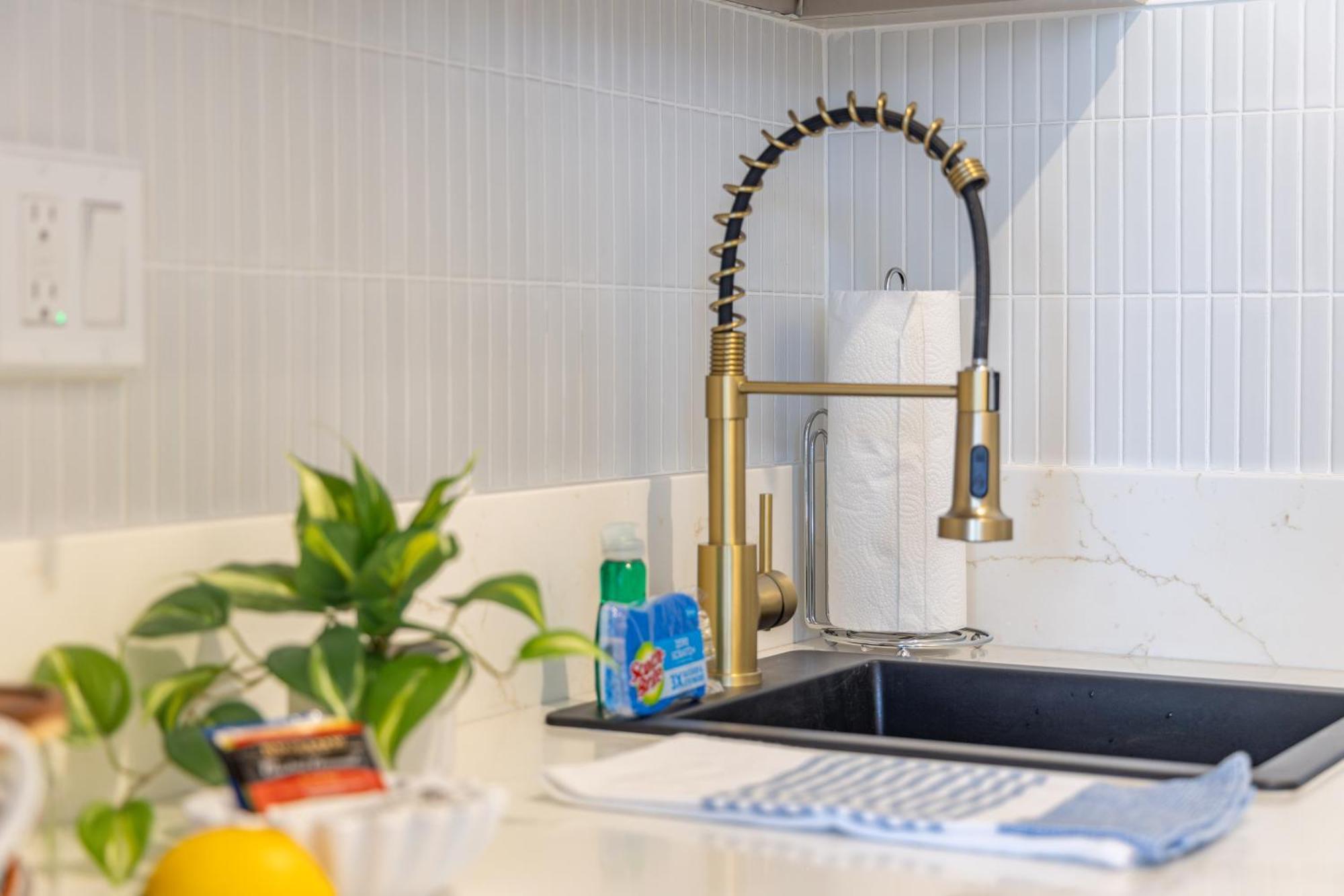 Apartment Steps To Waikiki Beach! Newly Renovated With 75