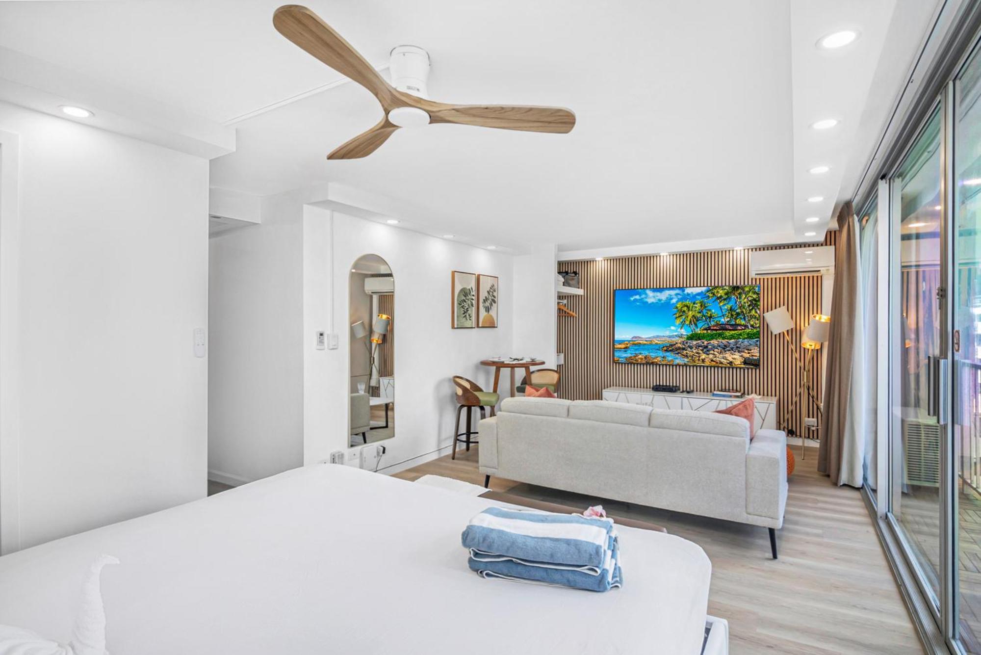 Steps To Waikiki Beach! Newly Renovated With 75