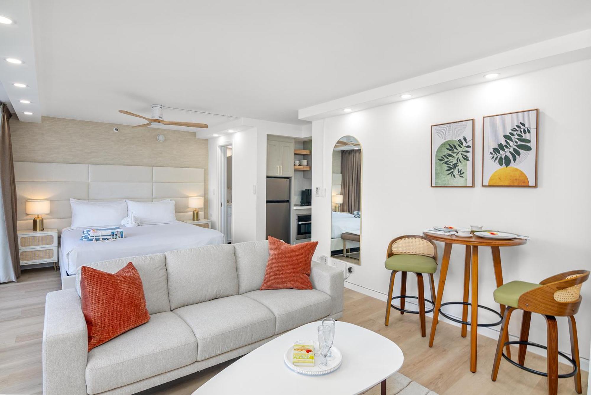 Steps To Waikiki Beach! Newly Renovated With 75