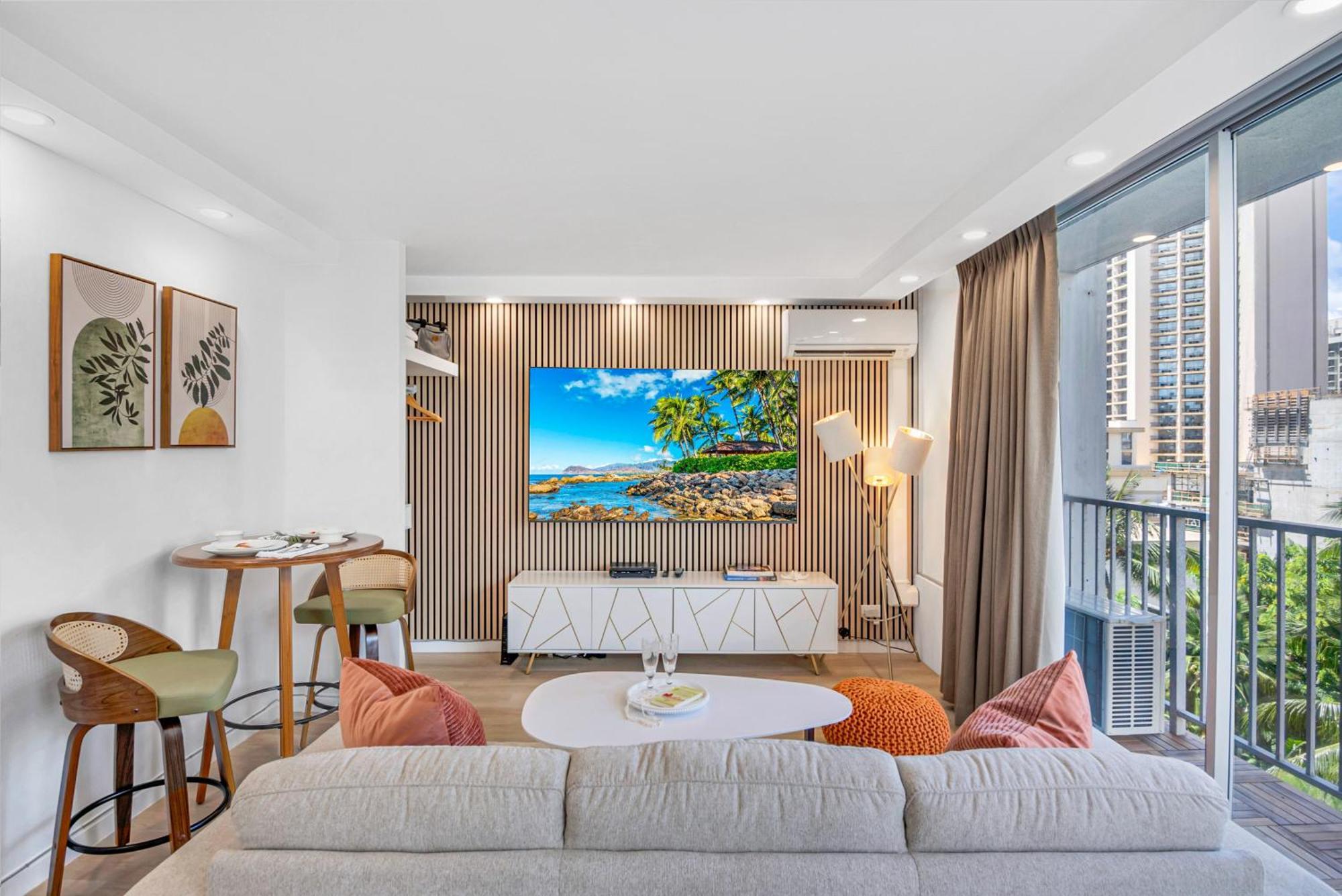 Steps To Waikiki Beach! Newly Renovated With 75