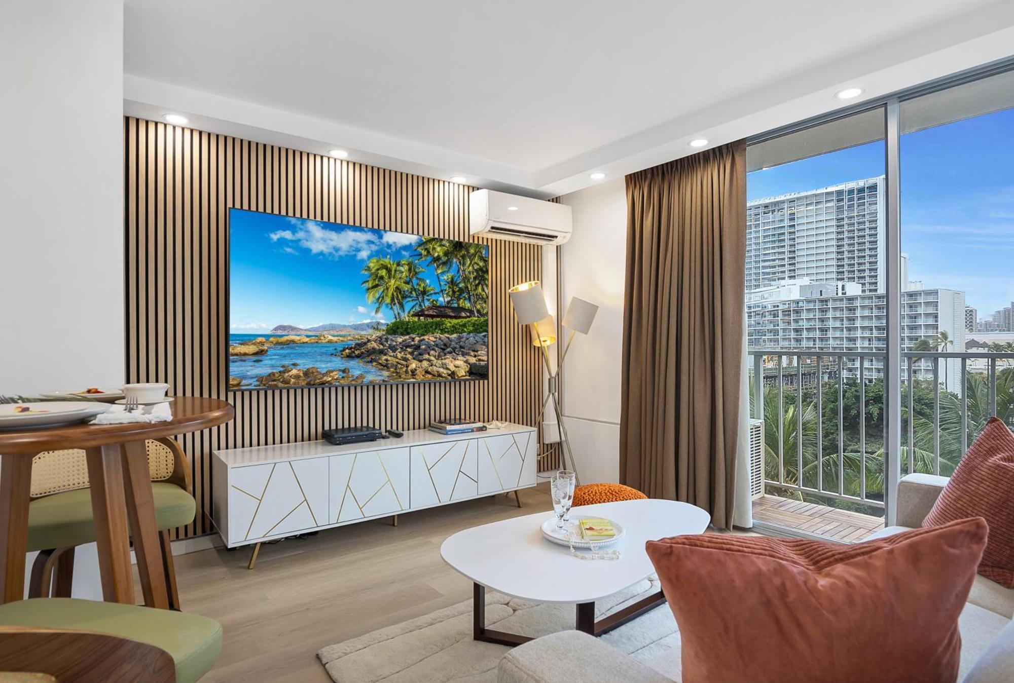 Steps To Waikiki Beach! Newly Renovated With 75