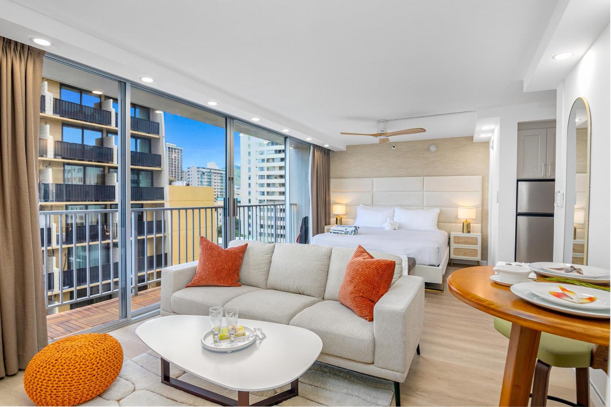 Steps To Waikiki Beach! Newly Renovated With 75