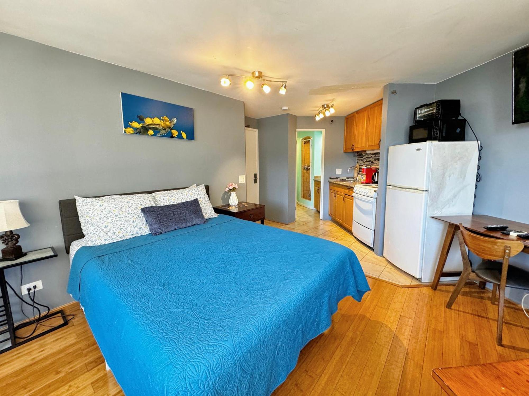 Spacious W/ Parking, Beach/mall/park Apartment
