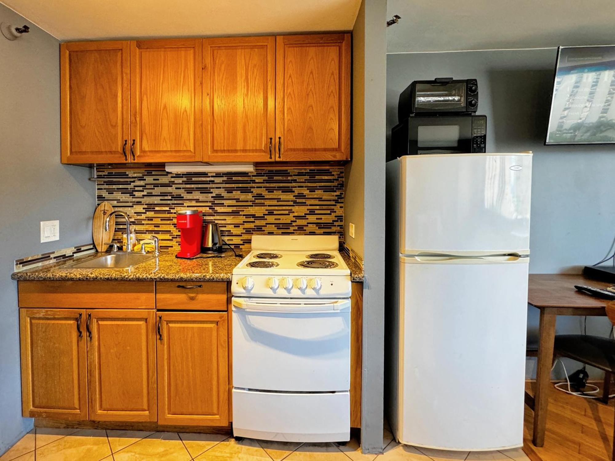 Apartment Spacious W/ Parking, Beach/mall/park