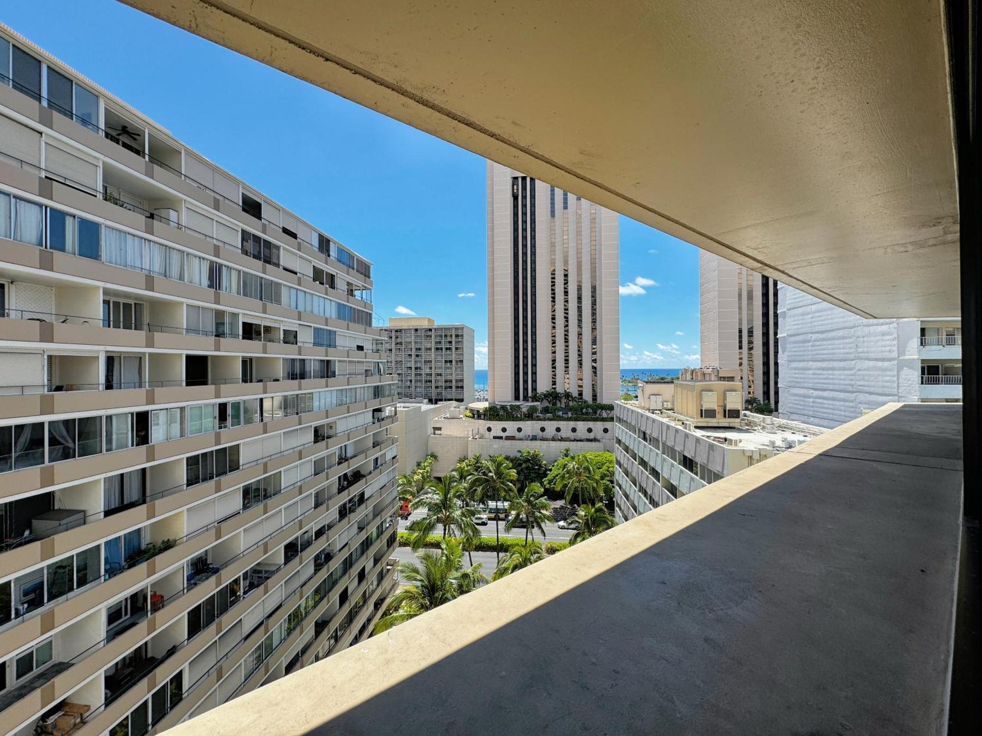 Spacious W/ Parking, Beach/mall/park Apartment