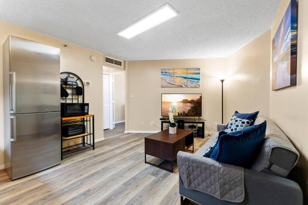 Executive Center 1 Bd With Parking * Honolulu