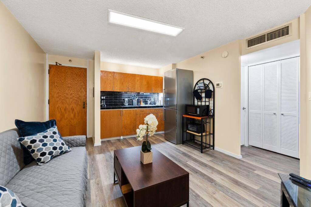 Executive Center 1 Bd With Parking Apartment Honolulu