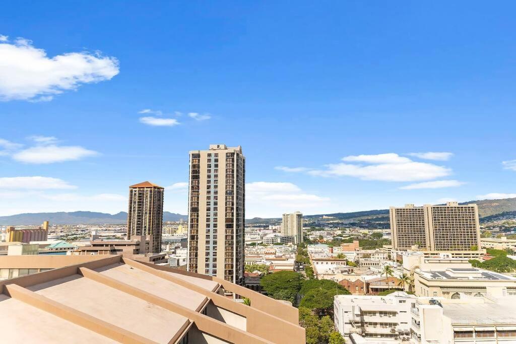 Apartment Executive Center 1 Bd With Parking Honolulu