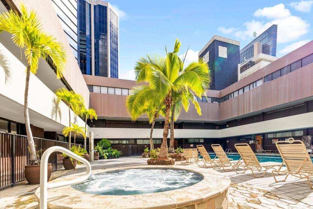 Executive Center 1 Bd With Parking Apartment *