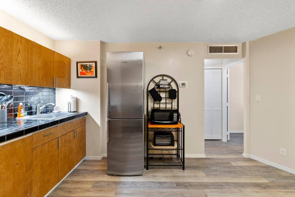 Executive Center 1 Bd With Parking * Honolulu