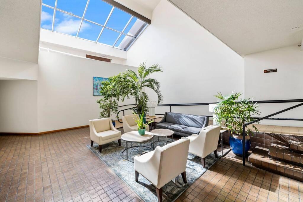 Executive Center 1 Bd With Parking Apartment