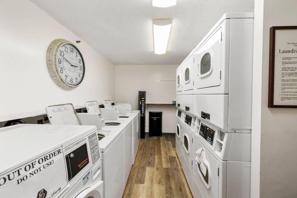Apartment Executive Center 1 Bd With Parking