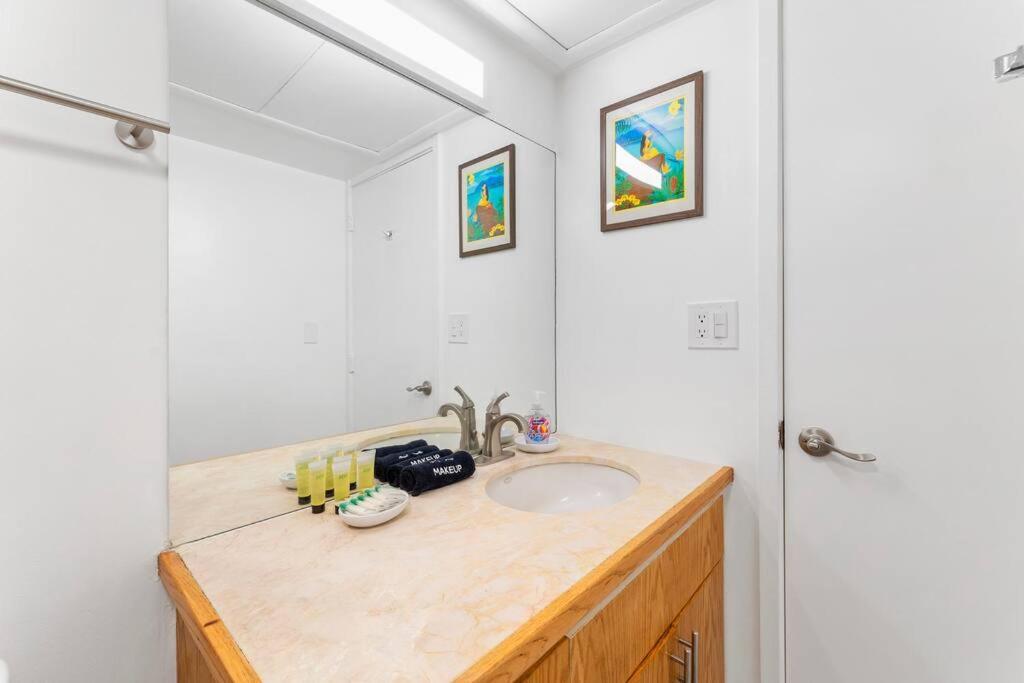 Apartment Executive Center 1 Bd With Parking Honolulu