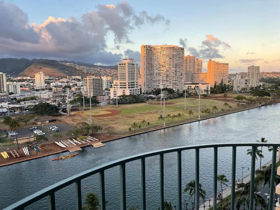 2 Bedroom Waikiki Sleeps 6 Free Parking