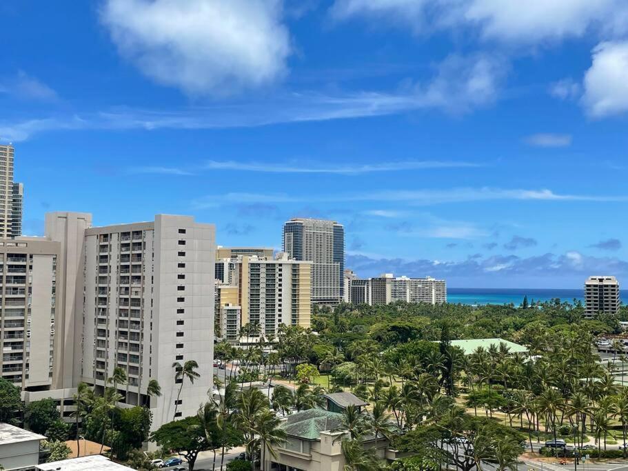 2 Bedroom Waikiki Sleeps 6 Free Parking Apartment *