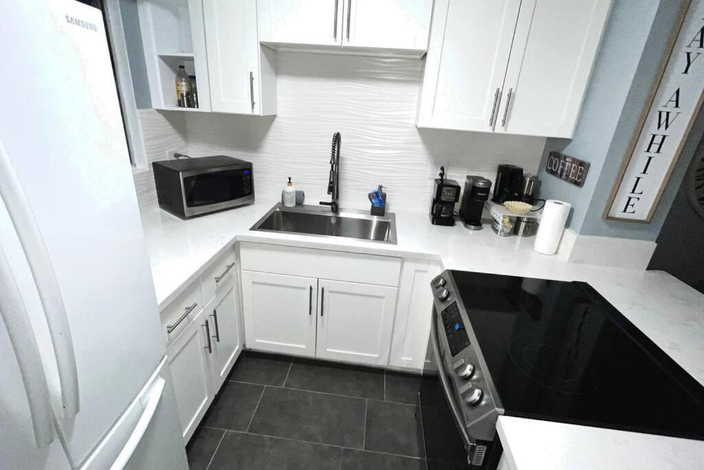 Apartment Free Parking, 2 Bedroom Waikiki Sleeps 6