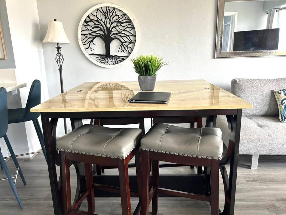 Free Parking, 2 Bedroom Waikiki Sleeps 6 *
