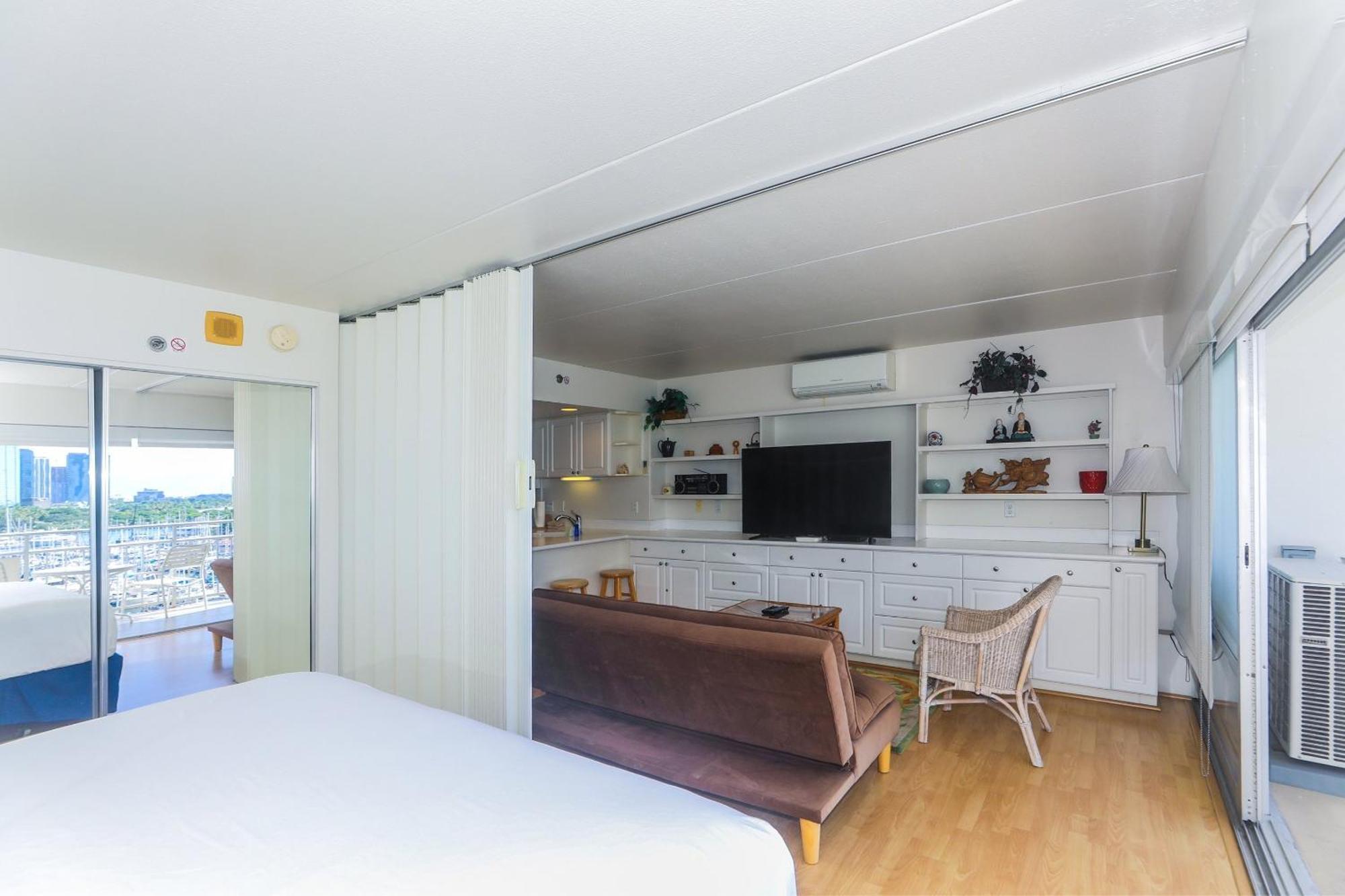 Ilikai Tower One Bedroom Harbor View Apartment *