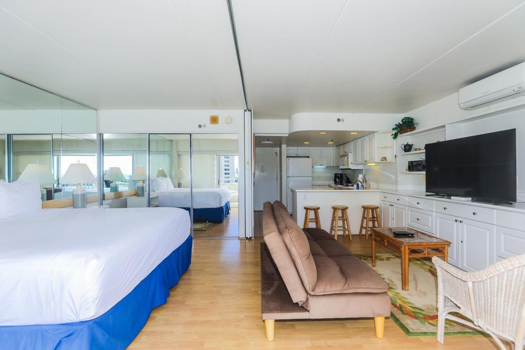 Ilikai Tower One Bedroom Harbor View Apartment Honolulu