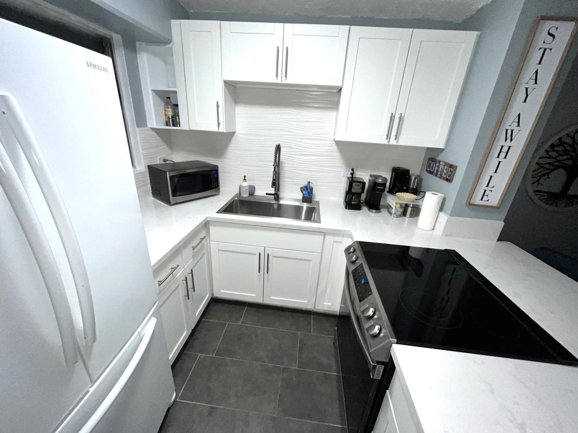 Apartment 2 Bedroom Waikiki Sleeps 6 Free Parking