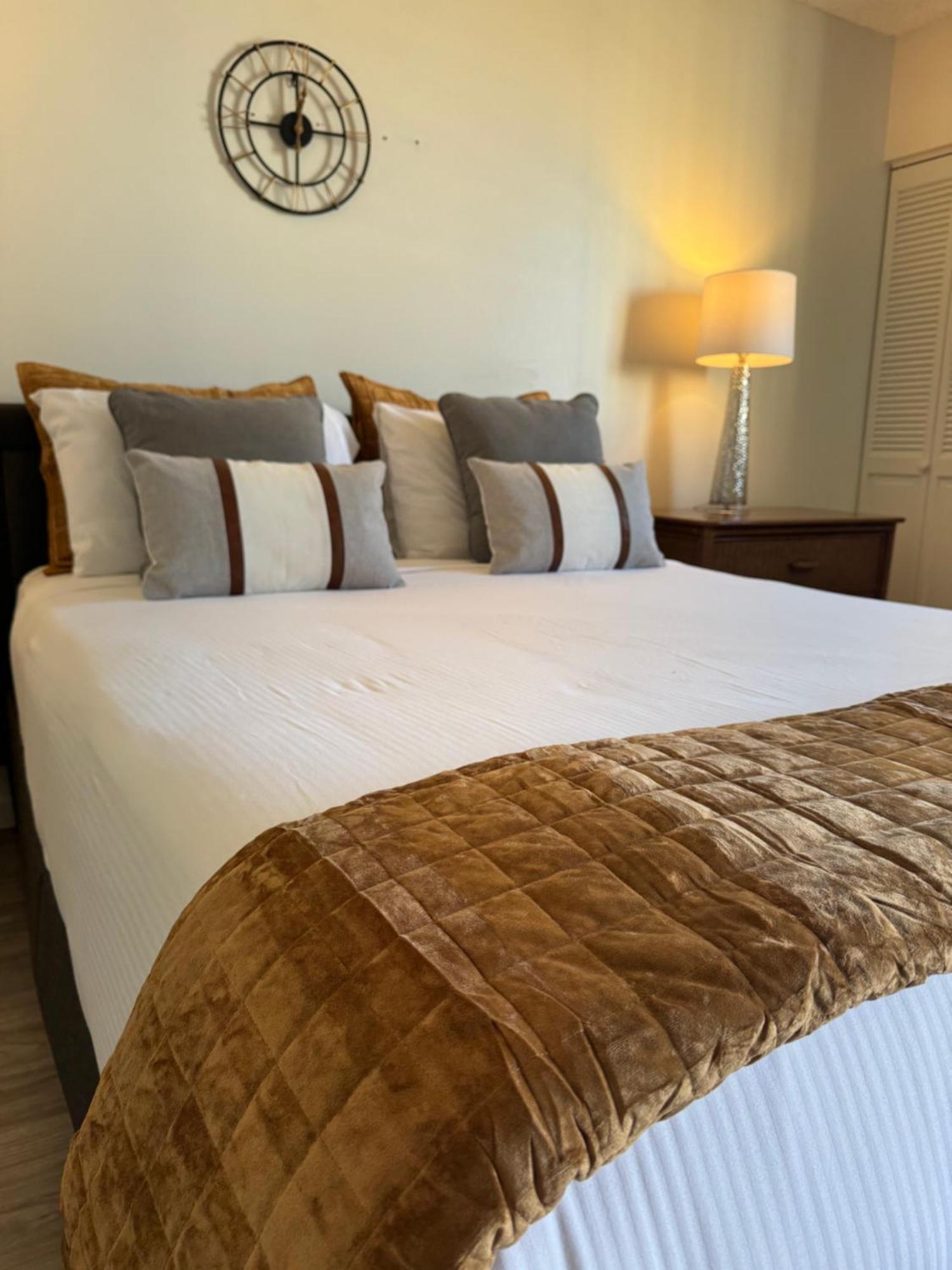1414- Heart Of Waikiki With Kitchen - Free Parking - View *