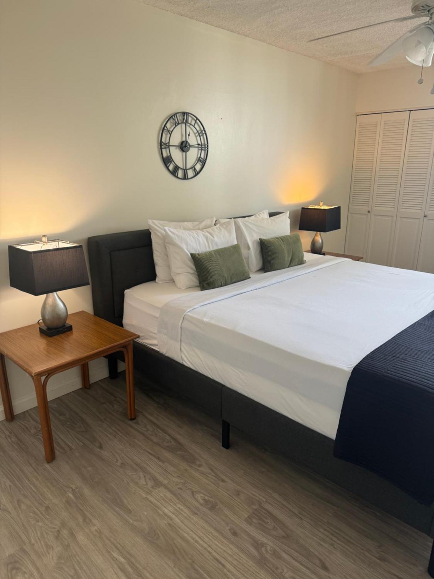 1505- Heart Of Waikiki With Kitchen - Free Parking - King Bed - Corner Unit - Mountain View Unit Honolulu