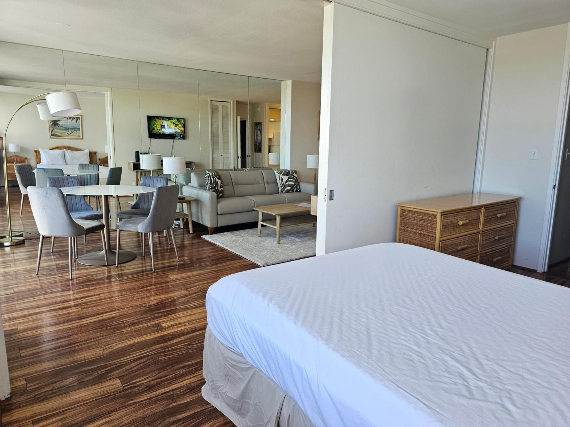 Ilikai Marina 382 Yacht Harbor View 1br Apartment