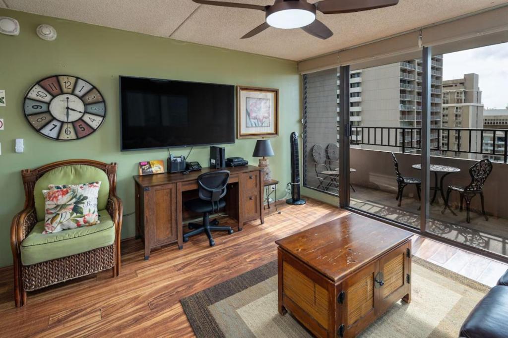 Holiday home Heart Of Waikiki,1bdrm,free Parking, Wifi,no Fees,youtube,netflix !