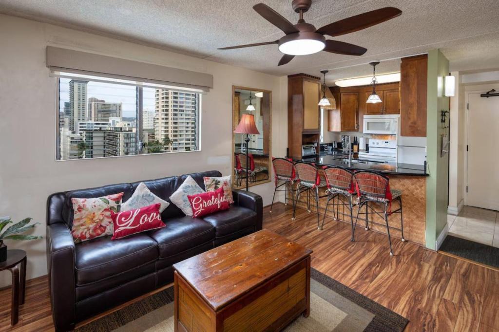 Holiday home Heart Of Waikiki,1bdrm,free Parking, Wifi,no Fees,youtube,netflix ! *