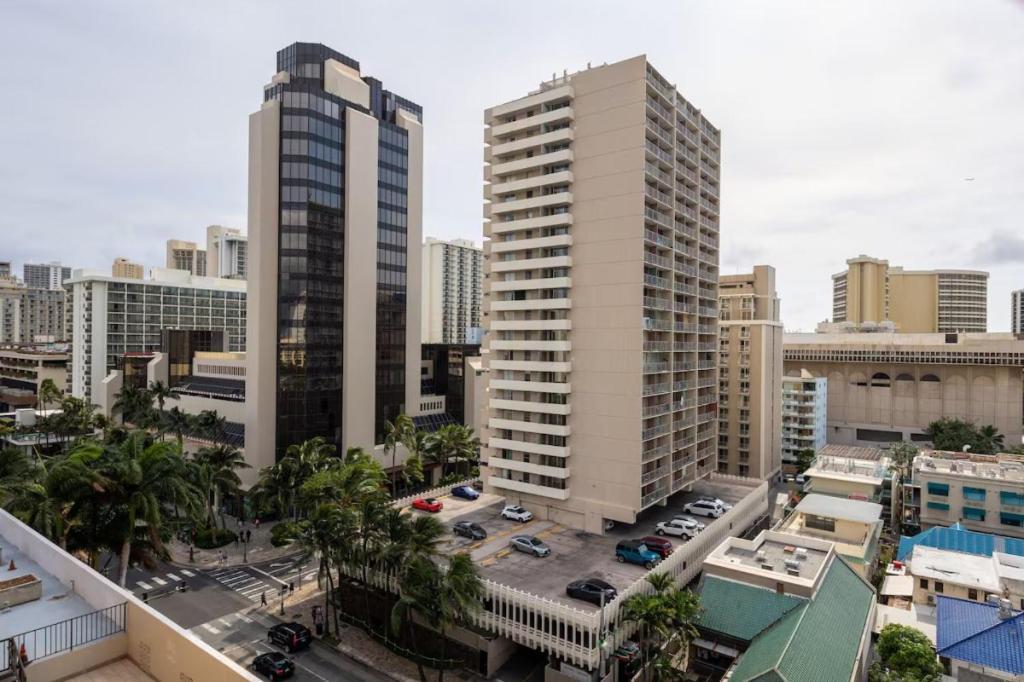 Heart Of Waikiki,1bdrm,free Parking, Wifi,no Fees,youtube,netflix ! *