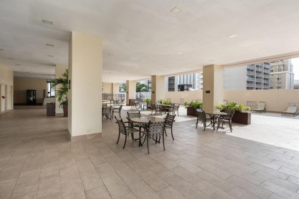 Holiday home Heart Of Waikiki,1bdrm,free Parking, Wifi,no Fees,youtube,netflix !