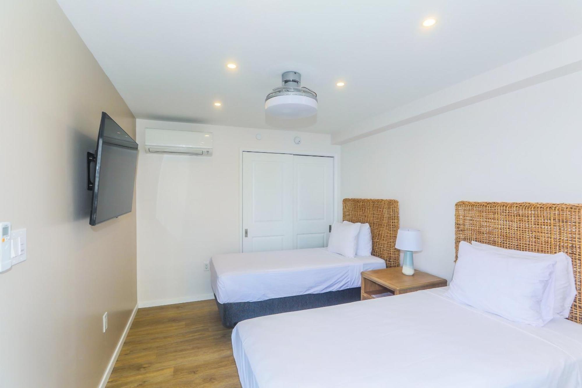 Fully Furnished Ilikai Tower 525 With Free Wifi, Near Waikiki Beaches!