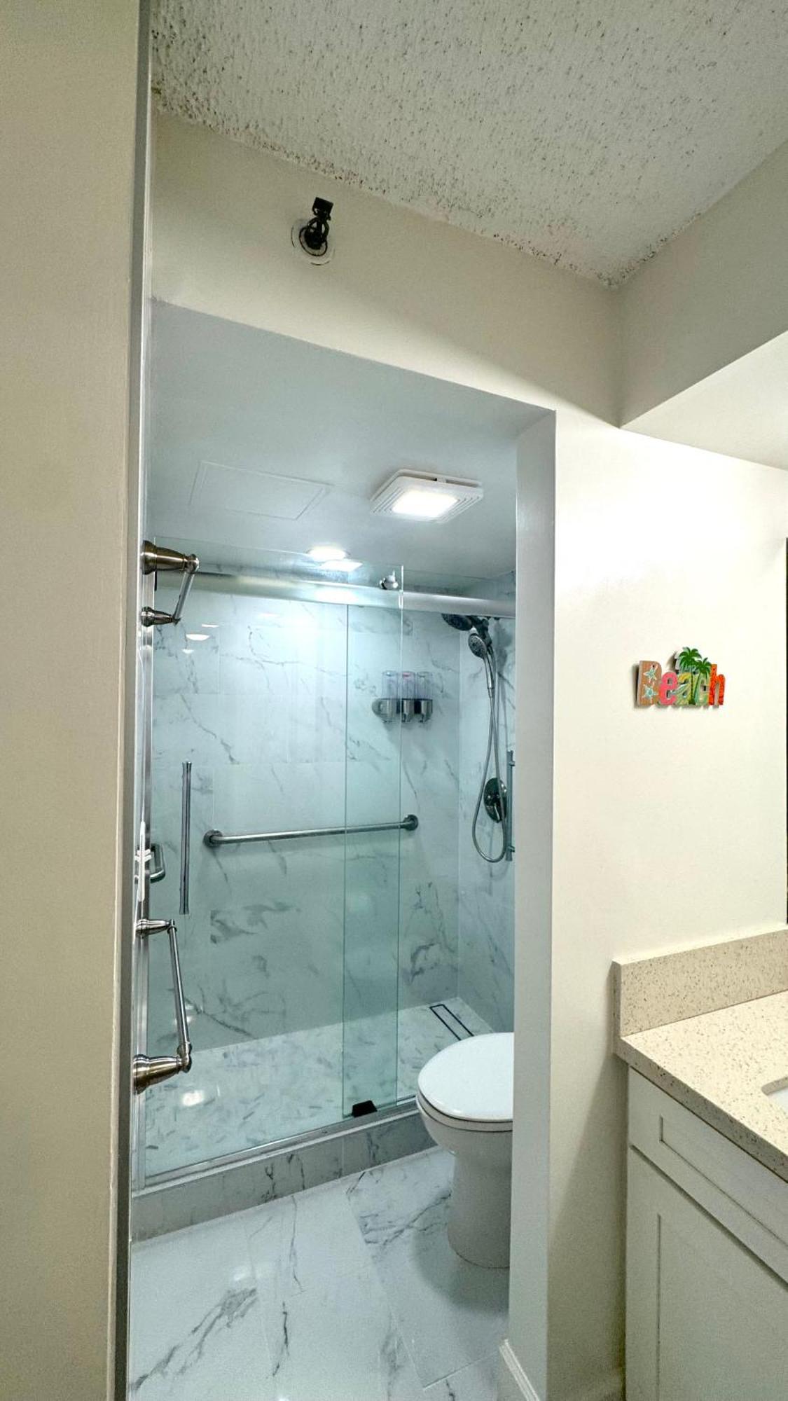 Free Parking, Pool, Sauna, Spa, Wifi, Bbq, Ac - Waikiki Banyan *