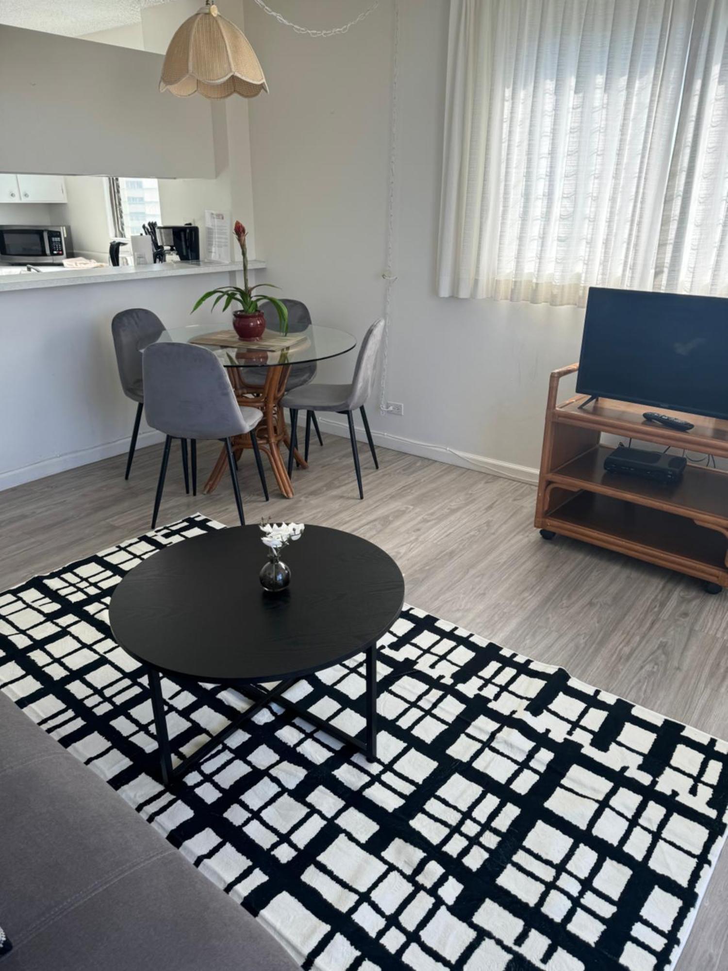 1508- Heart Of Waikiki With Kitchen-free Parking-king Bed-corner Unit