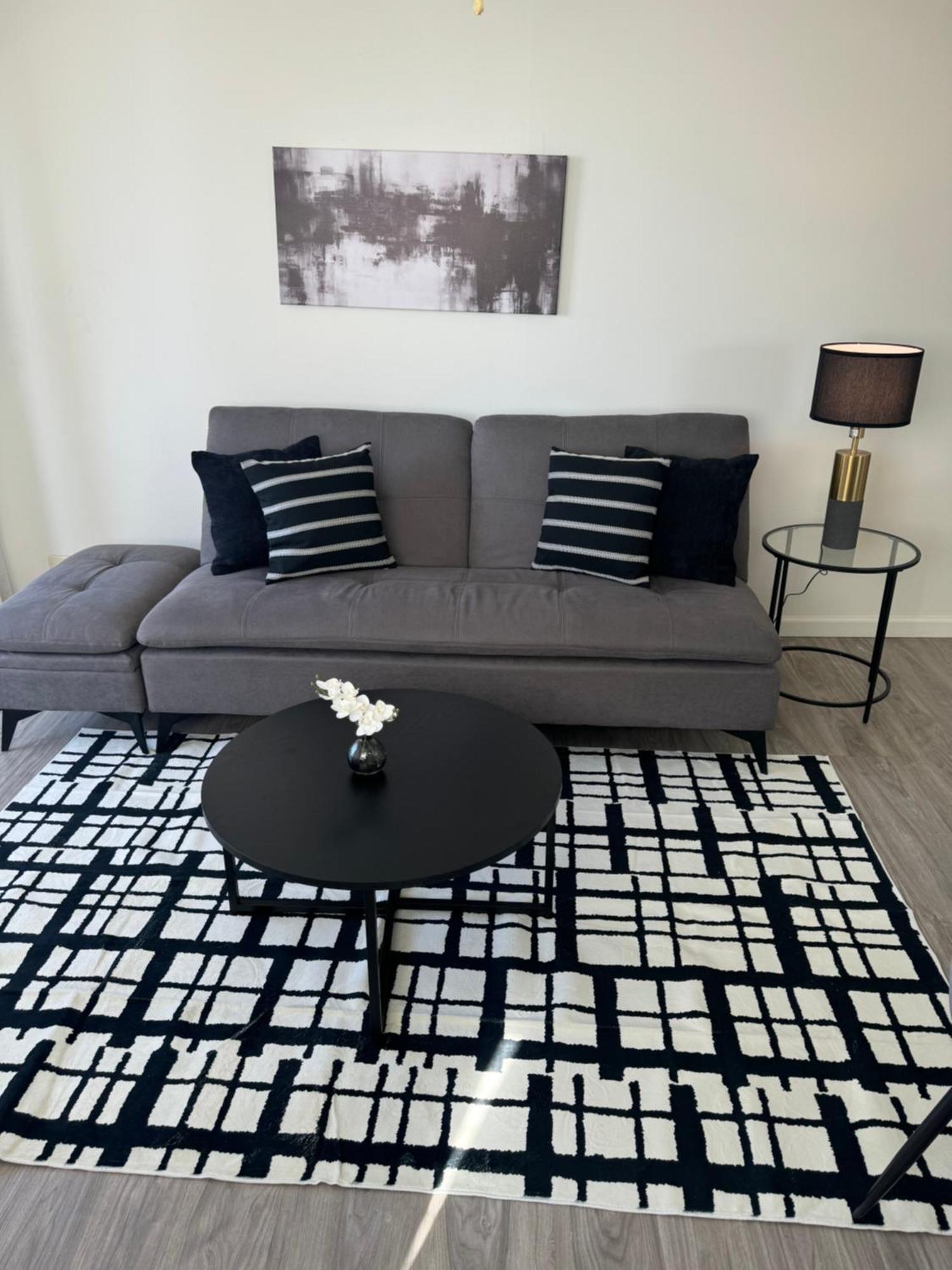 1508- Heart Of Waikiki With Kitchen-free Parking-king Bed-corner Unit *