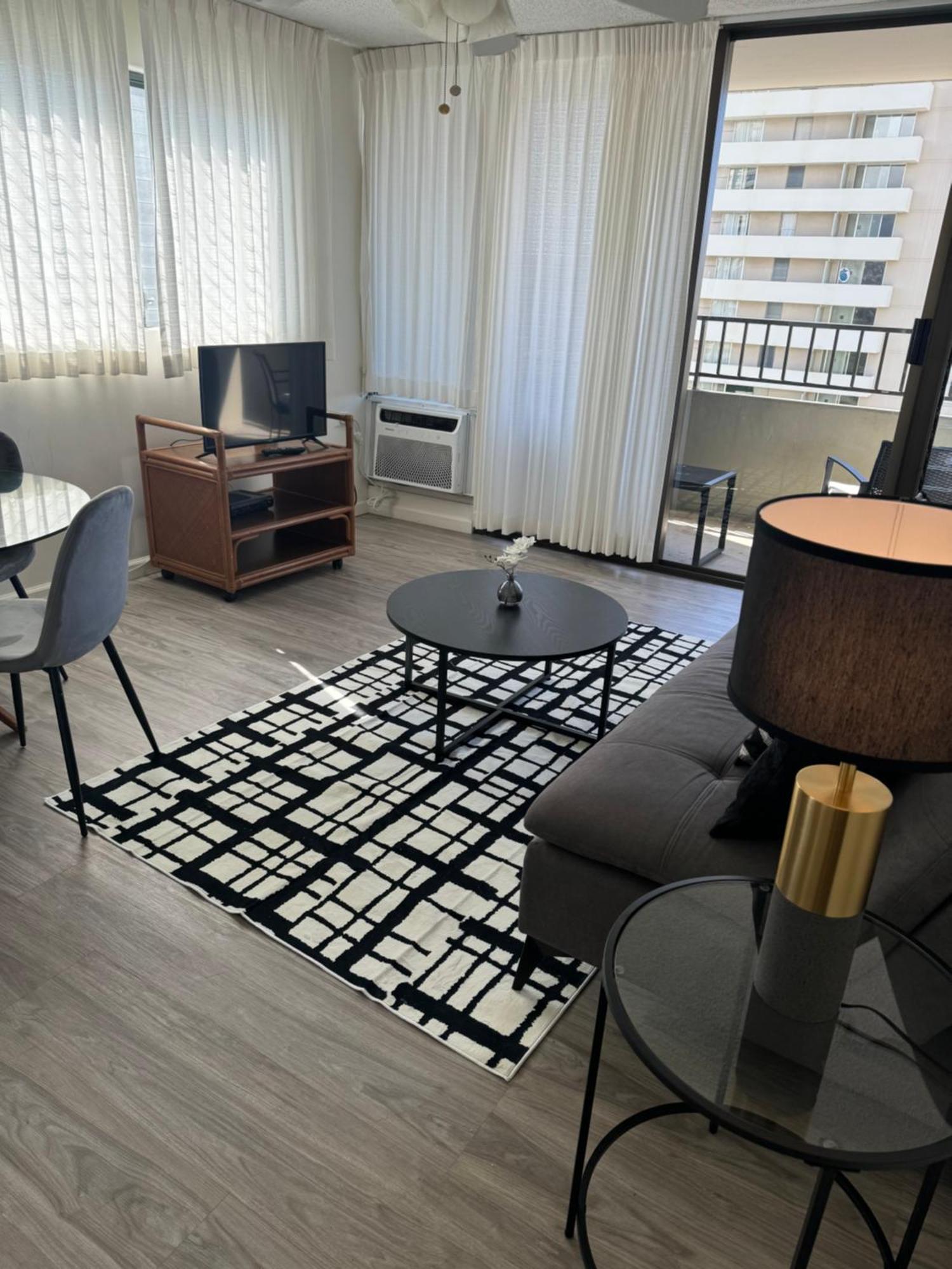 1508- Heart Of Waikiki With Kitchen-free Parking-king Bed-corner Unit Apartment